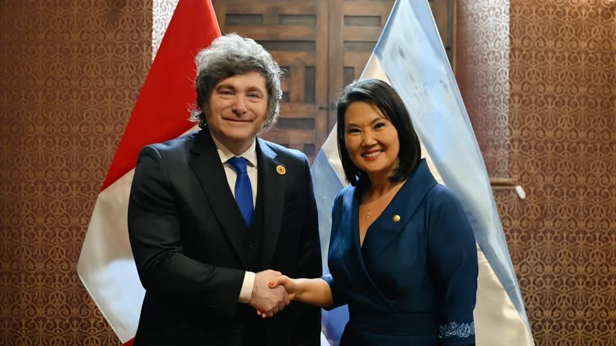 Javier Milei participa de la ceremonia de transmisión de mando presidencial en Perú y antes mantuvo una reunión bilateral con la nueva presidenta