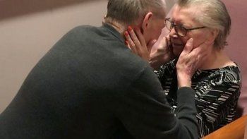 El emotivo reencuentro de una pareja de jubilados al volver a tener su primer beso y abrazo tras 8 meses de Covid