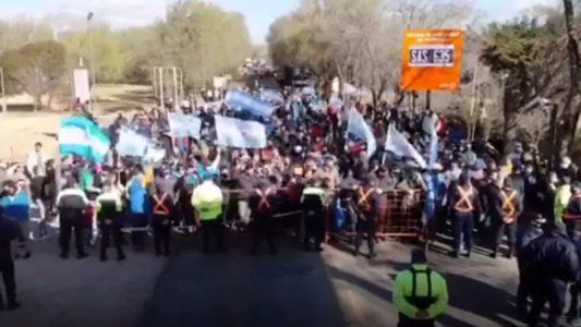 Productores de Córdoba bloquean un ingreso a San Luis, hubo incidentes con la policía y piden que intervenga la Nación
