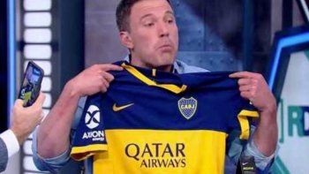 Batman es de Boca: le regalaron la camiseta xeneize a Ben Affleck