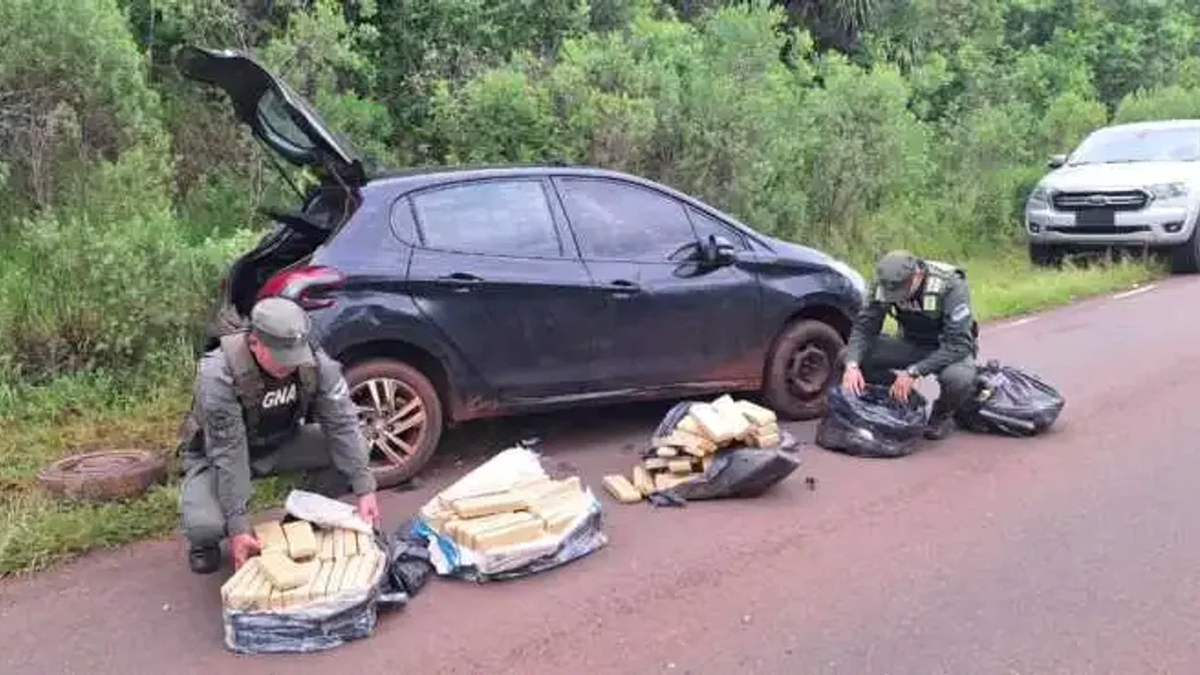 Escapaba de la Policía y abandonó su auto: el impresionante cargamento que encontraron en su interior