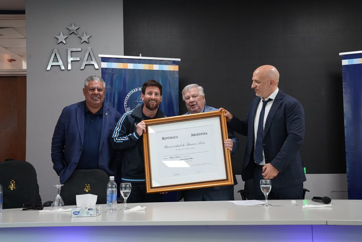 La distinción, la máxima que otorga la casa de estudios, fue entregada por el rector Ricardo Gelpi y el vicerrector Emiliano Yacobitti. (Foto: UBA)