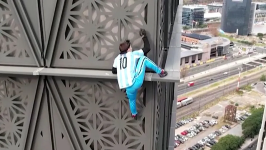 El influencer polaco publicó un video desde el patrullero y esposado