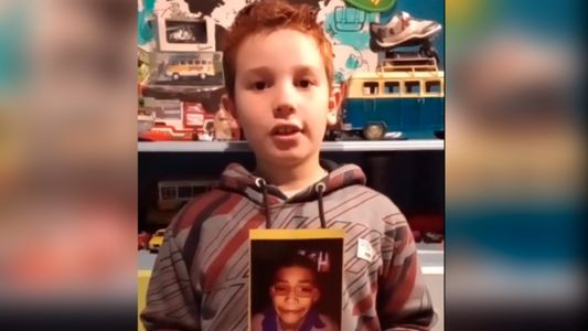 El conmovedor gesto de un niño: juntó plata para comprarle anteojos a su amigo y pueda ver mejor