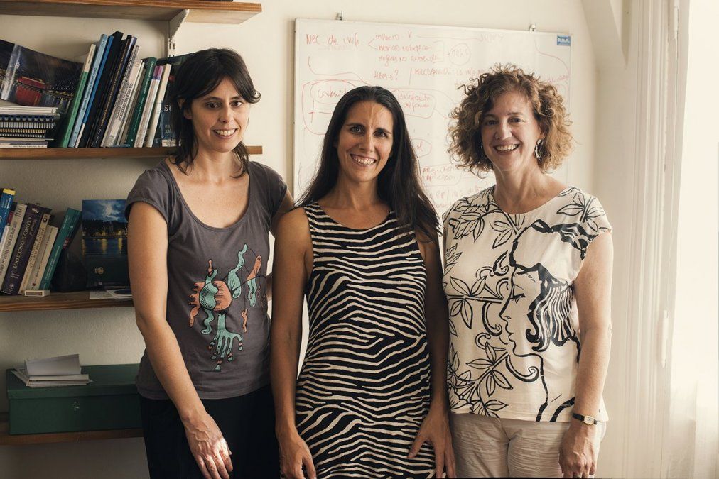 La Dra. Silvina Arrossi con Melisa Paolino y Victoria Sánchez Antelo