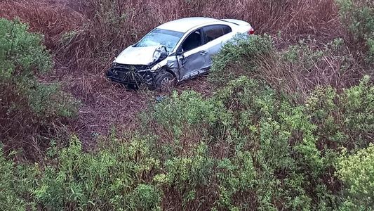 Sobrevivió al accidente, buscó ayuda y lo atropelló un auto