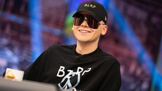 En la costa: se hizo pasar por Bizarrap, entró gratis al boliche y hasta dio fotos