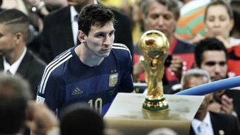 La imagen de Lionel Messi mirando con tristeza y frustración la Copa del Mundo que Alemania le ganó a Argentina en Brasil 2014. (Foto: Reuters)&nbsp;