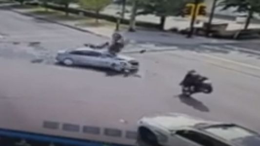 Chocó contra un auto y su moto terminó colgada de un semáforo: el impactante video