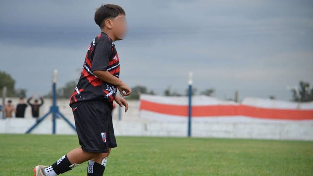 G. es el menor que debió ser operado luego de sufrir heridas en los ojos. (Foto: Facebook Juventud Unida)