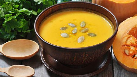 Para combatir el frío: la receta de sopa de calabaza que vas a querer repetir todo el invierno