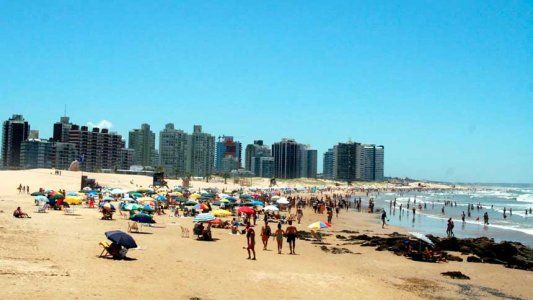 Un turista de 50 años murió en Uruguay por una infección causada por una bacteria del mar