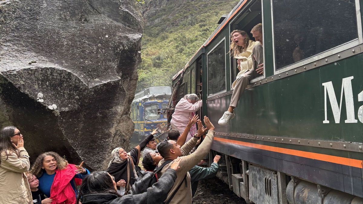La gente comenzó a autoevacuarse de los trenes que chocaron hasta que llegó el auxilio médico. (Foto: Reuters)