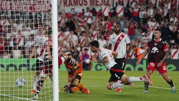 River le ganó sobre el final a Instituto por 1-0 y sumó su primer triunfo en el torneo