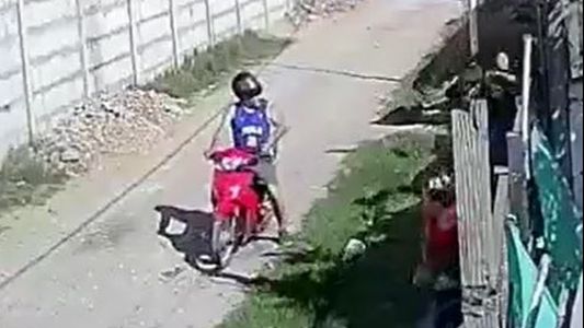 Revoleó su mochila a lo del vecino para evitar el robo de un motochorro