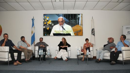El papa Francisco recibió el premio Alicia Oliveira de la Defensoría del Pueblo de la Ciudad
