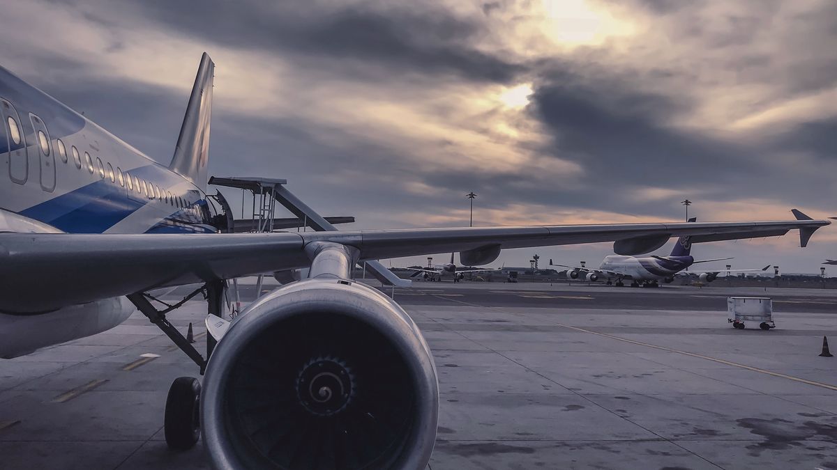 La bajaron de un vuelo porque notaron un detalle que la catapultó a su casa