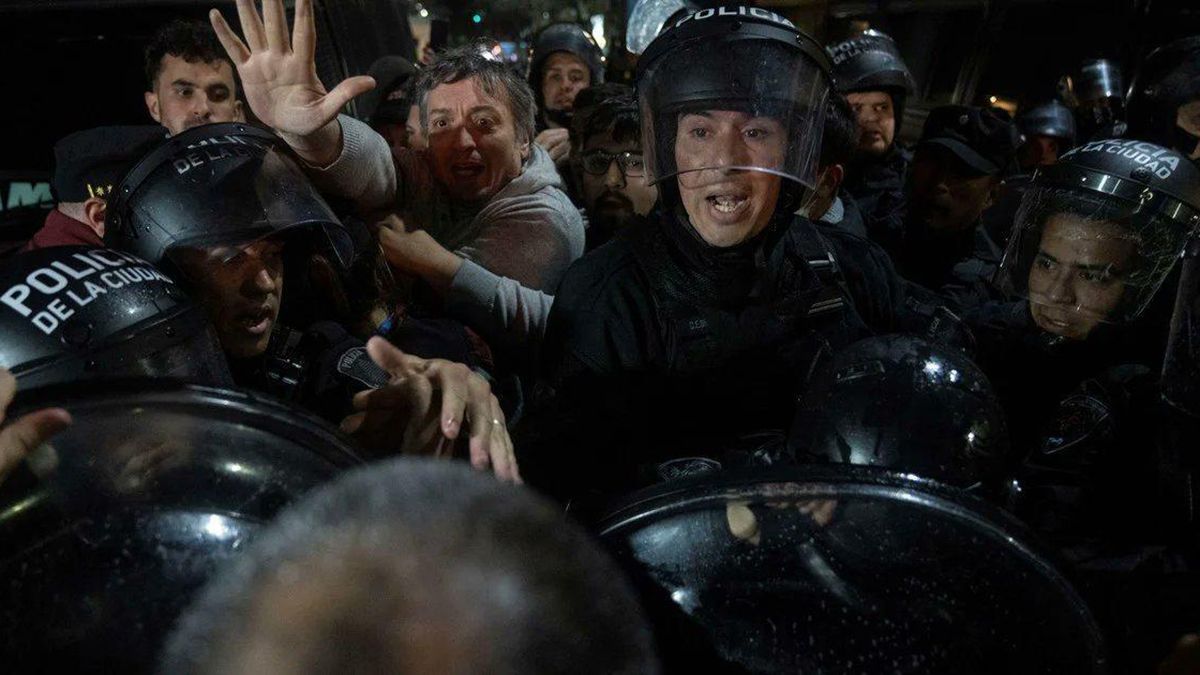 El diputado Máximo Kirchner recibió este sábado insultos y agresiones físicas de la Policía de la Ciudad.