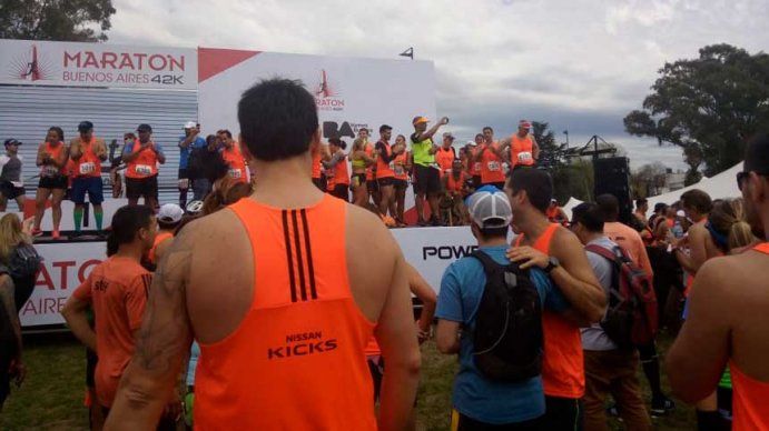 Maratón de Buenos Aires: la organización se quedó sin medallas y los corredores se enojaron