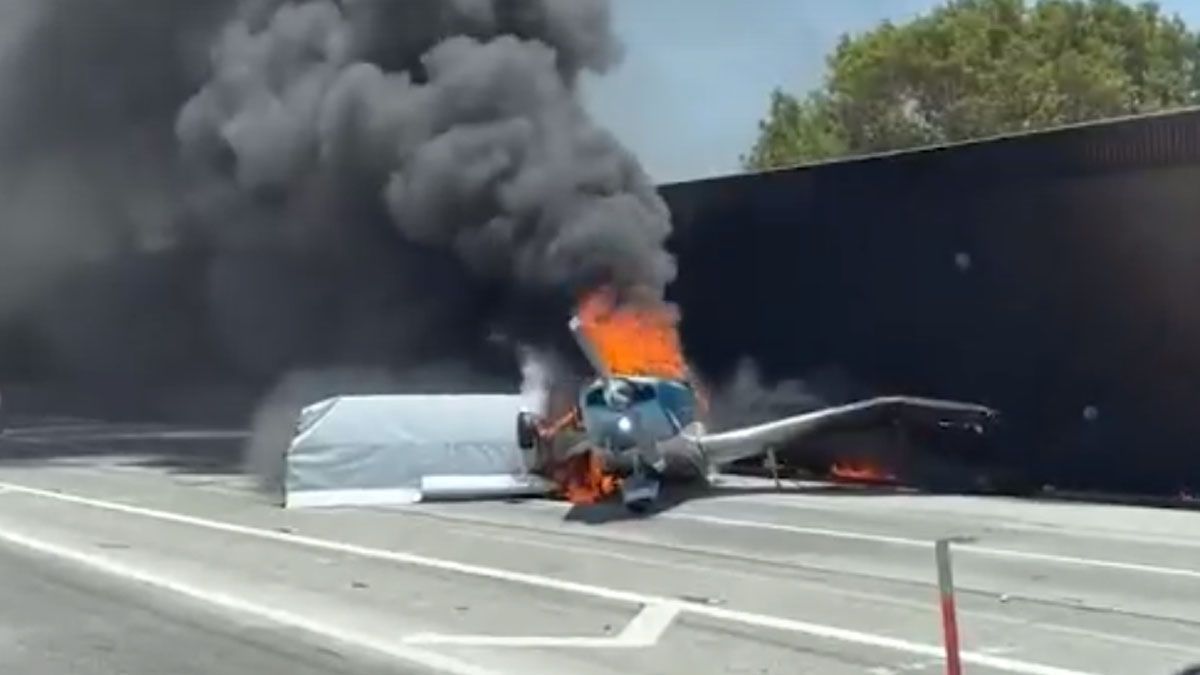 Un aterrizaje de emergencia con suerte. Una avioneta se posó sobre una autopista