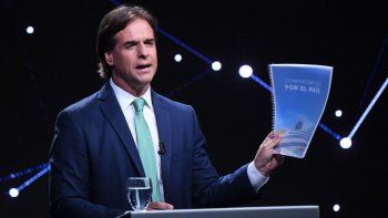 Uruguay tienta a los argentinos: Lacalle Pou baja exigencias y da 10 años de tax free