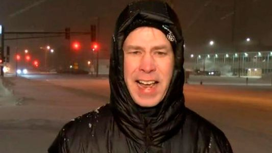 La furia en vivo de un periodista de deportes que mandaron a cubrir la peor tormenta de viento y nieve de los últimos 40 años