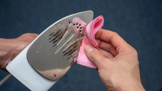 Cómo limpiar una plancha y dejarla como nueva en este truco casero