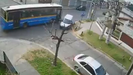 Una mamá y su bebé salieron despedidos de un colectivo en Villa Madero