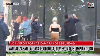 La Plata: vandalismo, capturados y a limpiar con sus remeras el daño