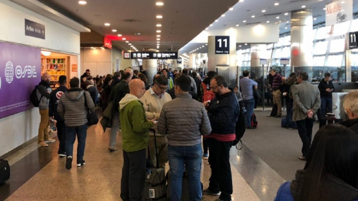 Demoras en Aeroparque: los vuelos tardan