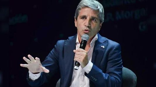 Luis Caputo anunció que en octubre hubo un superávit financiero de $523.000 millones