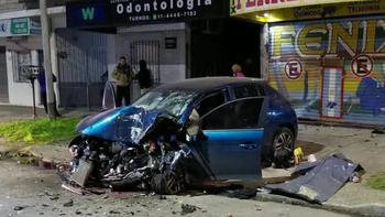Perdió el control, chocó contra un comercio y murió: el brutal accidente que quedó filmado