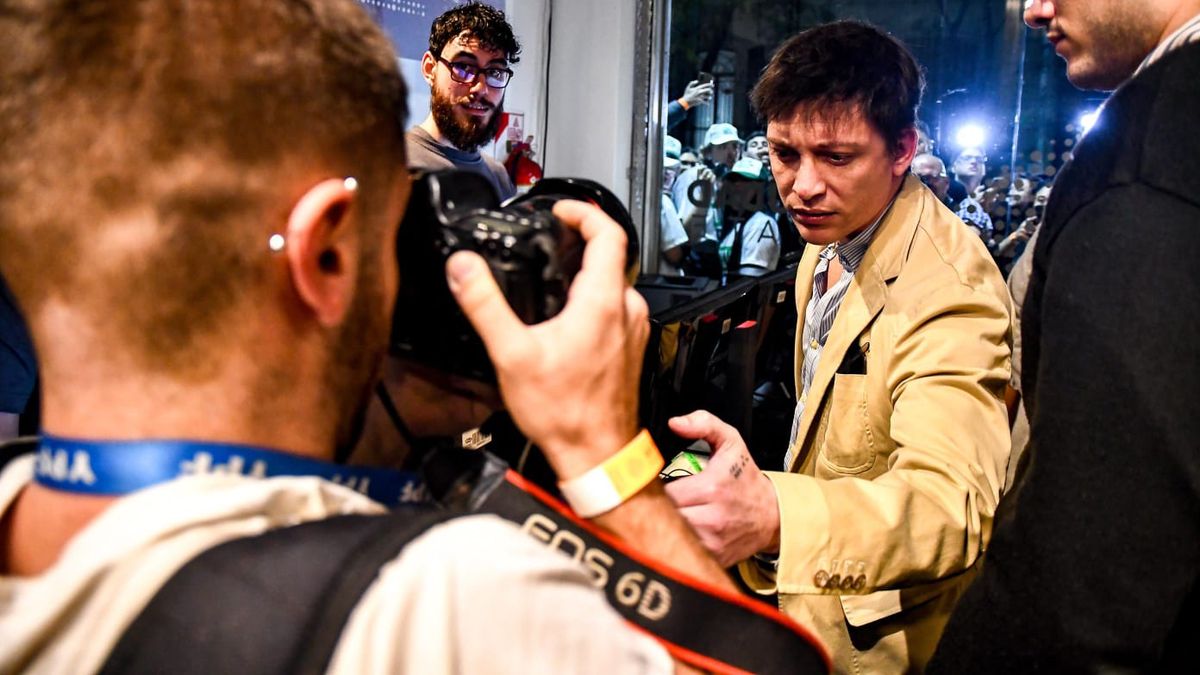 Caputo cara a cara con Becerra en su llegada al debate. (Foto: redes Tiempo Argentino). Caputo cara a cara con Becerra en su llegada al debate. (Foto: redes Tiempo Argentino).