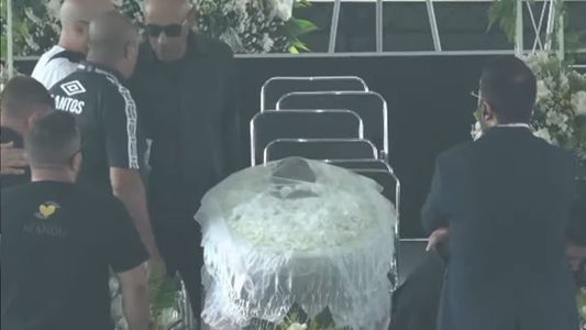 Velatorio de Pelé: brasileños de todo el país se reúnen en Santos para darle el último adiós a o rei