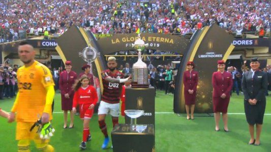 No cree en brujas: Gabigol tocó el trofeo en el ingreso al campo de juego