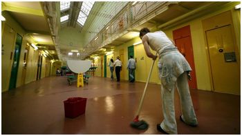 El Gobierno obligará a los presos del Servicio Penitenciario Federal a limpiar y realizar tareas de mantenimiento en las cárceles El Gobierno obligará a los presos del Servicio Penitenciario Federal a limpiar y realizar tareas de mantenimiento en las cárceles