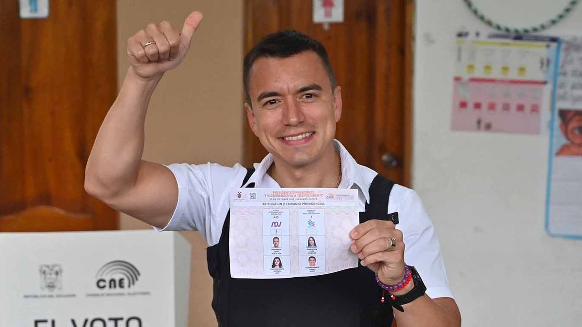 Apoyado por fuerzas de derecha pero autoproclamado de centroizquierda, Daniel Noboa, de la alianza Acci&oacute;n Democr&aacute;tica Nacional (ADN), se convirti&oacute; en el mandatario m&aacute;s joven en la historia del pa&iacute;s a sus 35 a&ntilde;os. (Foto: T&eacute;lam)