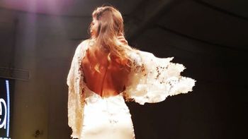 Loly Antoniale desfiló vestida de blanco en su regreso a la Argentina