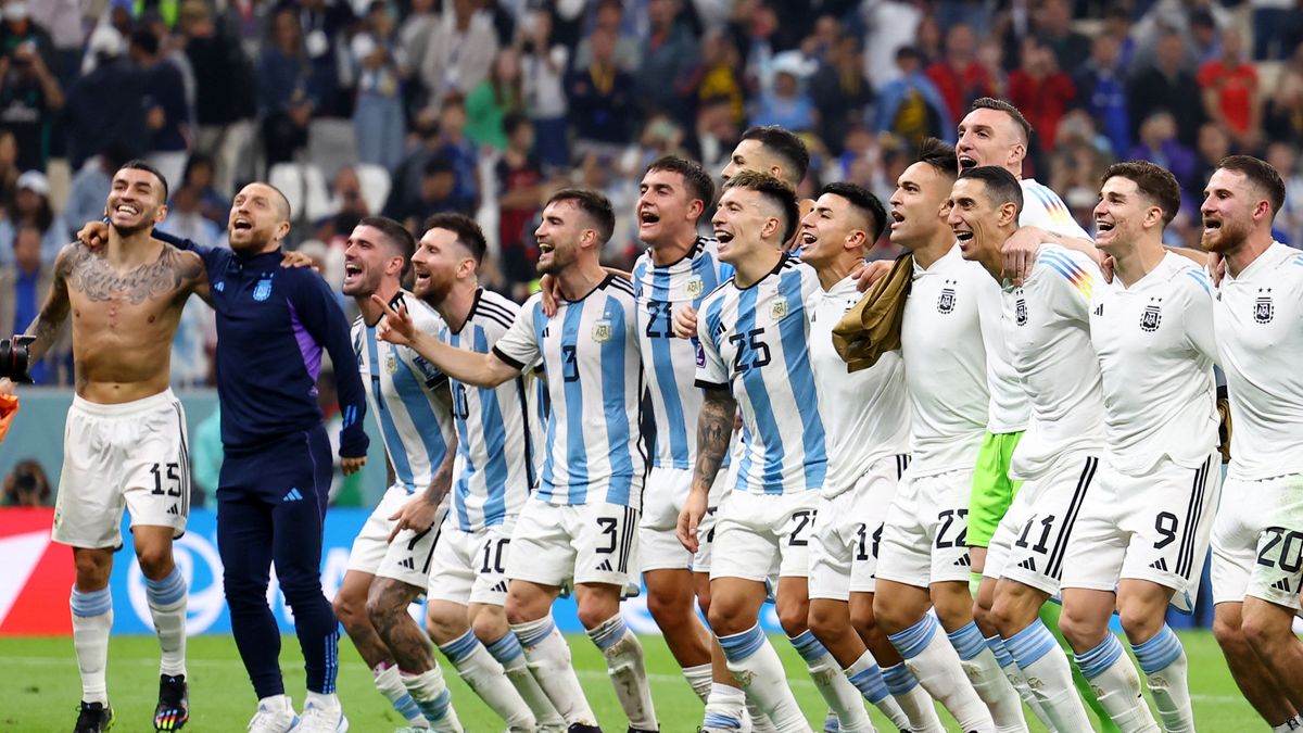 La Selección Argentina celebra luego de golear a Croacia por una de las semifinales del Mundial Qatar 2022 (Foto: archivo).