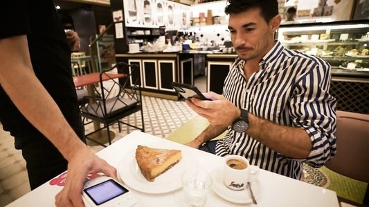 Agustín Neglia pasea por Palermo sin billetera