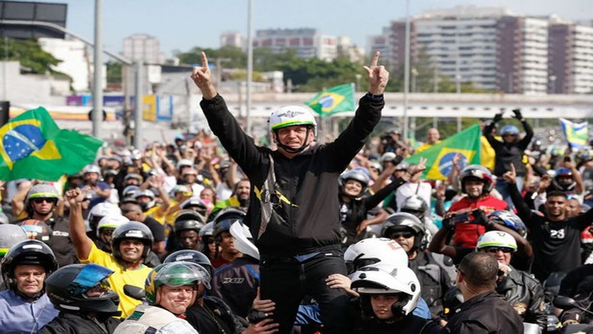 Un grupo de motoristas rodea al presidente brasileño, Jair Bolsonaro, el 23 de mayo, en Río de Janeiro, en una manifestación a su favor, en que destaca que todos están sin mascarillas y sin mantener ninguna distancia de seguridad. (Foto: Alan Santos/PR)