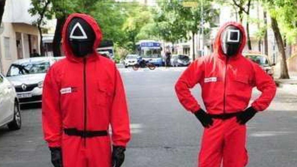 Los hombres que aparecieron vestidos como El juego del calamar en las redes.