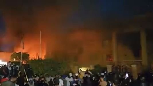 Asaltaron e incendiaron la embajada de Suecia en Irak por autorizar la quema del Corán