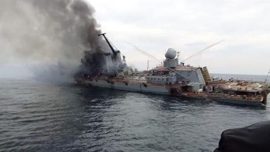 Las impactantes imágenes del hundimiento del Moskva, el buque insignia que Rusia perdió en el Mar Negro