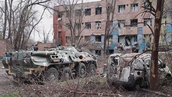 Un tanque, un auto particular y un edificio, todos destruidos, postal de 77 días de guerra entre Rusia y Ucrania (Foto: AP)