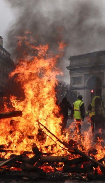 En París, Macron se hunde en un espiral de violencia que parece no tener fin