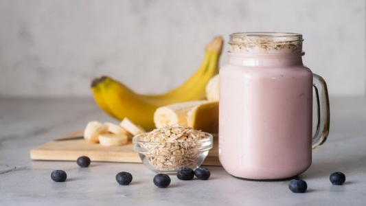 Salud: licuado de arándanos, almendras y banana, el superalimento con frutas que no te pueden faltar