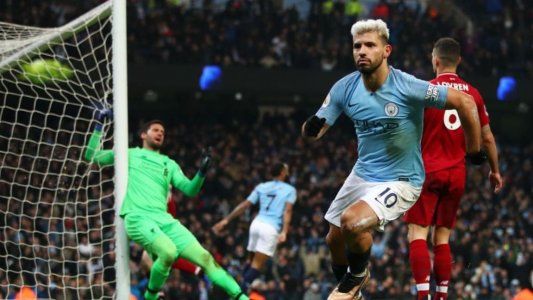 Con un gol de Agüero, Manchester City le ganó 2 a 1 a Liverpool, le quitó el invicto y quedó a cuatro puntos