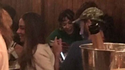 Juana Viale y Luciano Cáceres ya no se ocultan: a pura caricia en un bar