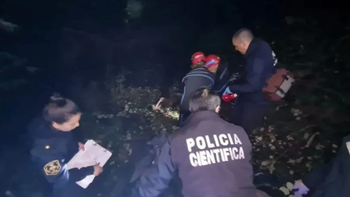 Agentes trabajan en la recolección del cadáver hallado en un arroyo en Mar del Plata